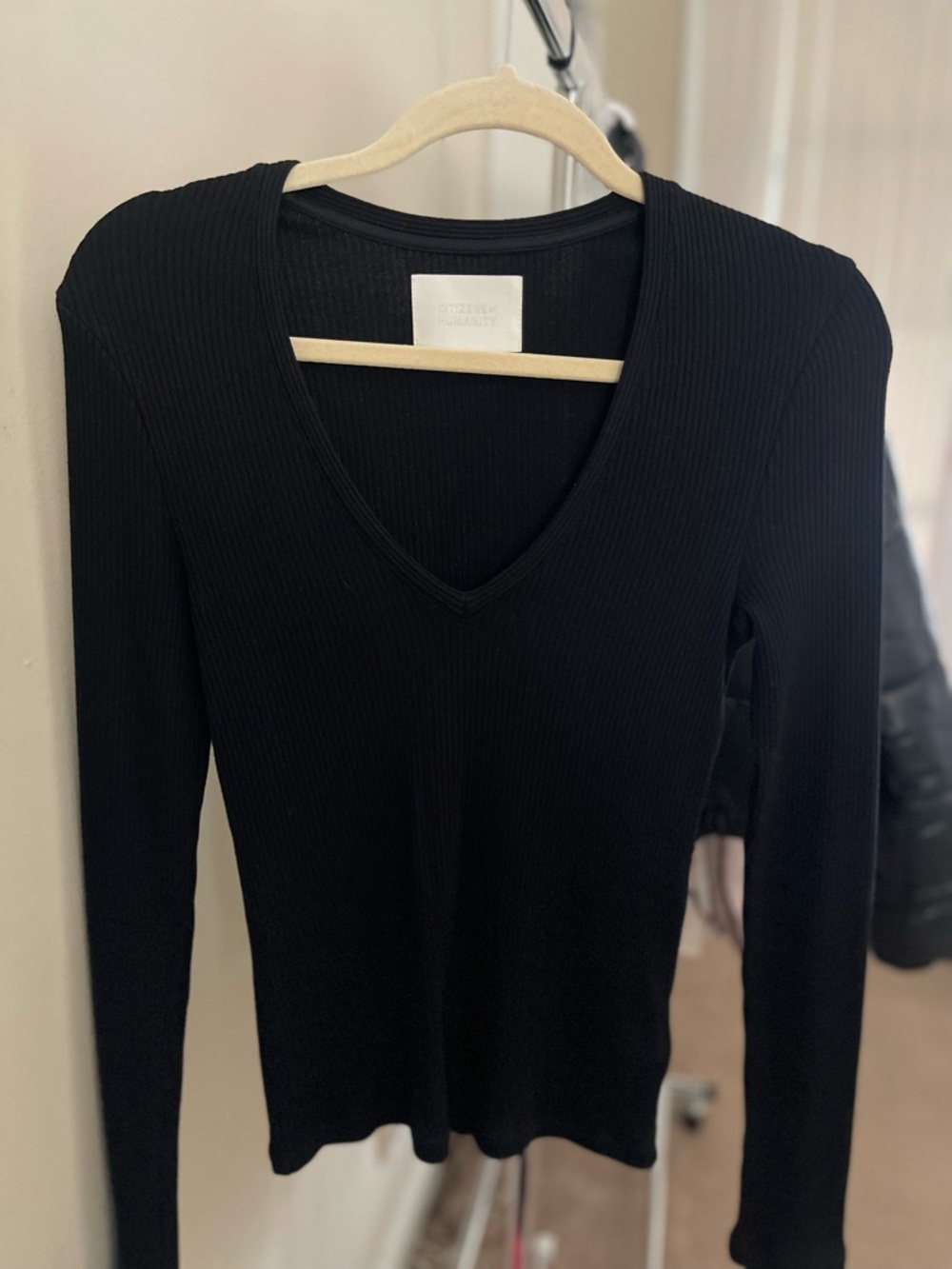 Citizens Of Humanity- Black V-Neck Long Sleeve Top